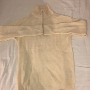 Vit stickad polotröja - Vit stickad polotröja. Storlek L. Oanvänd 