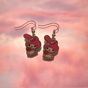 my melody, örhängen - Handgjorda örhängen, gjorda av krympplast och försilvrade mässings öronkrokar. Öronkrockarna är även nickelfria. Först till kvarn för dessa💕