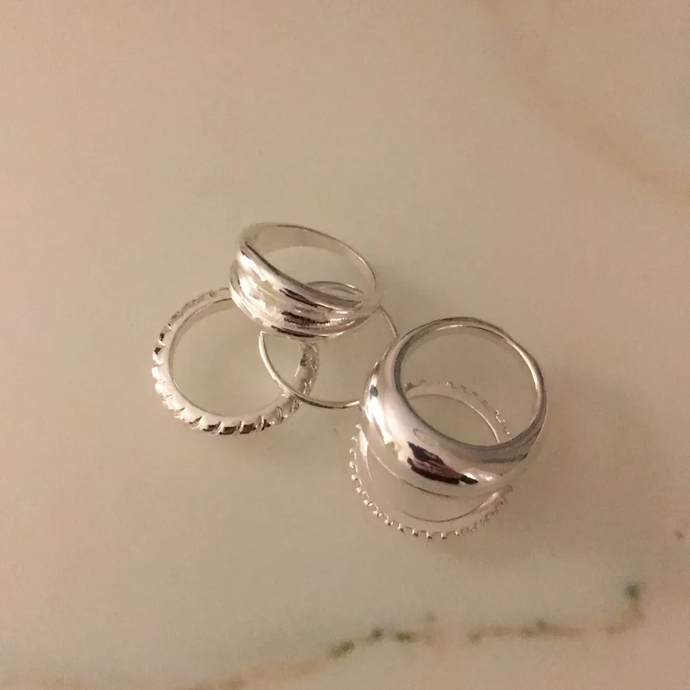 5 st silverfärgade ringar från H&M i 100% zink, storlek xs/s. Så fina men var tyvärr för stora för mig😢 Säljer som ett set och bjuder på frakten💗. Accessoarer.