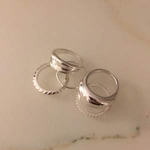 5 st silverfärgade ringar från H&M i 100% zink, storlek xs/s. Så fina men var tyvärr för stora för mig😢 Säljer som ett set och bjuder på frakten💗