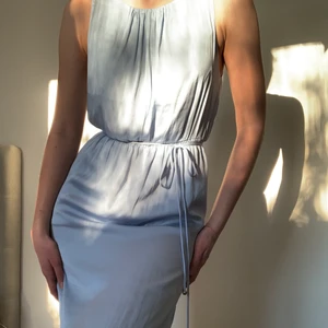 Långklänning  - Ljusblå långklänning i glansigt material, använd en gång! Storlek S, fint skick 🦋                                 Kolla gärna in mina andra annonser!