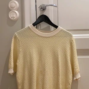 Stickad t-shirt - Nästan helt oanvänd och fantastiskt färg