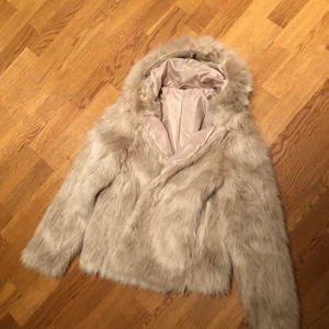 JACKA strl S/M - Gullig jacka med fakepäls. Nästan aldrig använd, därav bra skick😇💕