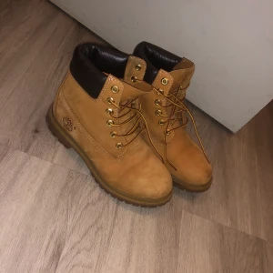 Timberlans - Äkta timberlands i storlek 38, finns några små märken längre fram vid tårna men sånt fixar man hos en skomakare om det inte räcker med skoprudukter. Nypris är 1999kr jag släpper dom för 600👌🏽 