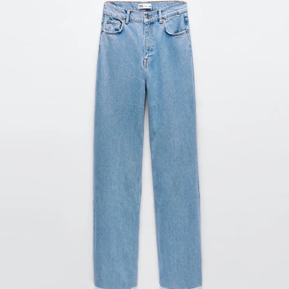 Säljer mina Zara jeans. väldigt bra skick men har sytt in ett elastiskt band runt midjan så att de sitter bättre men det är ngt man enkelt kan ta ut. Jag är 165 och de är lite för långa för mig. jeansen är i st 36 men själv är jag 34 i vanliga fall så de passar båda 💞 buda på , startar från 250💞. Jeans & Byxor.