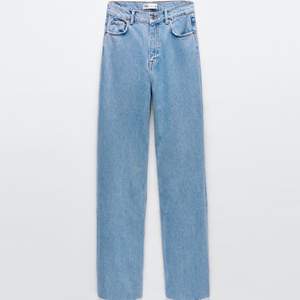 Säljer mina Zara jeans. väldigt bra skick men har sytt in ett elastiskt band runt midjan så att de sitter bättre men det är ngt man enkelt kan ta ut. Jag är 165 och de är lite för långa för mig. jeansen är i st 36 men själv är jag 34 i vanliga fall så de passar båda 💞 buda på , startar från 250💞