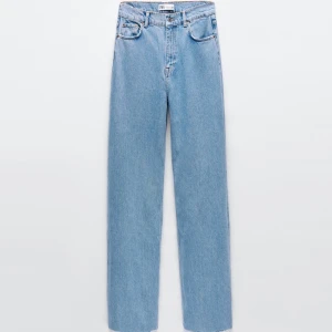 Zara 90’s full lengt jeans - Säljer mina Zara jeans. väldigt bra skick men har sytt in ett elastiskt band runt midjan så att de sitter bättre men det är ngt man enkelt kan ta ut. Jag är 165 och de är lite för långa för mig. jeansen är i st 36 men själv är jag 34 i vanliga fall så de passar båda 💞 buda på , startar från 250💞