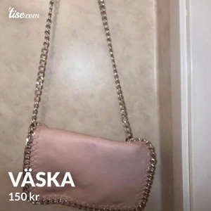 Väska - Väska köpt från Scorett i märket Tiamo. Nypris 500kr. Vill ha 150kr för väskan. Köparen står för frakten på 95kr. Det går annars att hämta upp den i Växjö. Den är även upplagd på andra sidor. Bilderna är tagna från mitt Tise konto vill ni ha mer bilderså hör gärna av er🤎