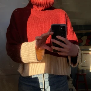 Stickad tröja - Härlig stickad tröja köpt från Arkivet, använd endast några gånger därav säljer jag vidare den!!! Perfekt till våren men även nu när det är lite kallare, kanske över en härlig sommarklänning eller ett par linnebyxor en svalare sommarkväll? Väldigt mjuk och skönt material, älskar den!!! Fint skick!