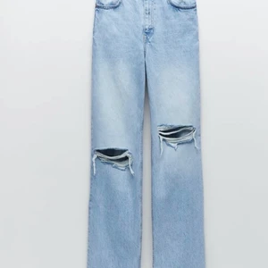 Zara jeans 90’s full length  - Snygga eftertraktade jeans från zara, som är helt slutsålda. Är 163 och det sitter super på mig💕 frakten ingår inte i priset (66kr)