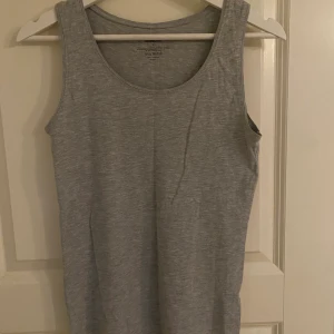 Bas linne  - En gråt bas linne i storlek S. Nästan aldrig använd. 