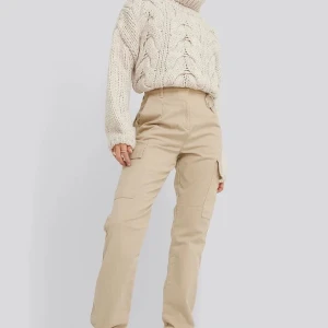 NAKD Slim fit cargo - Cargobyxor från NAKD, orginalpris 500kr. Man kan själv bestämma om de ska sitta tajt nere eller va mer raka. Knappt använda och därmed i princip nyskick. 