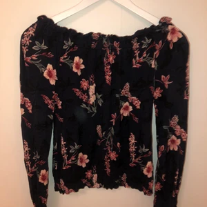 Blommig blus - Säljer nu denna superfina off-shoulder blus från gina tricot som jag har älskat som nu behöver en ny ägare. Blusen har resår över axlarna, runt handlederna samt nere kring midjan vilket gör att den får otroligt snygg passform!