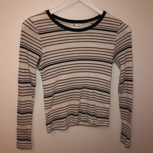 Ribbad tröja - En ribbad långärmad tröja med ränder från Gina tricot. Den har har använts mycket och har därför en del nopprig men den är i otroligt bra skick! 