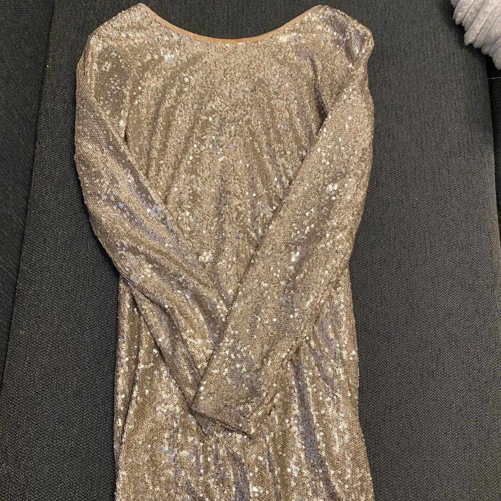 Glittrig klänning i guld . Klänningar.