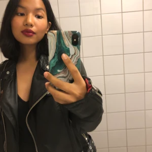 Skinnjacka av Jofama by Kenza  - Köpte denna skinnjacka av min vän för 500 kronor för ungefär två år sedan. Inga tydliga defekter eller liknande! Storlek S. Köparen står för frakten! / Laura