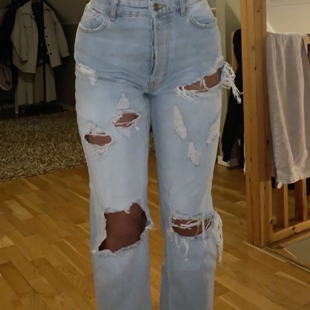 Slitna jeans som jag köpte från carlings i somras, storlek M!! Säljer dock för att d e lite för korta på mig!. Jeans & Byxor.