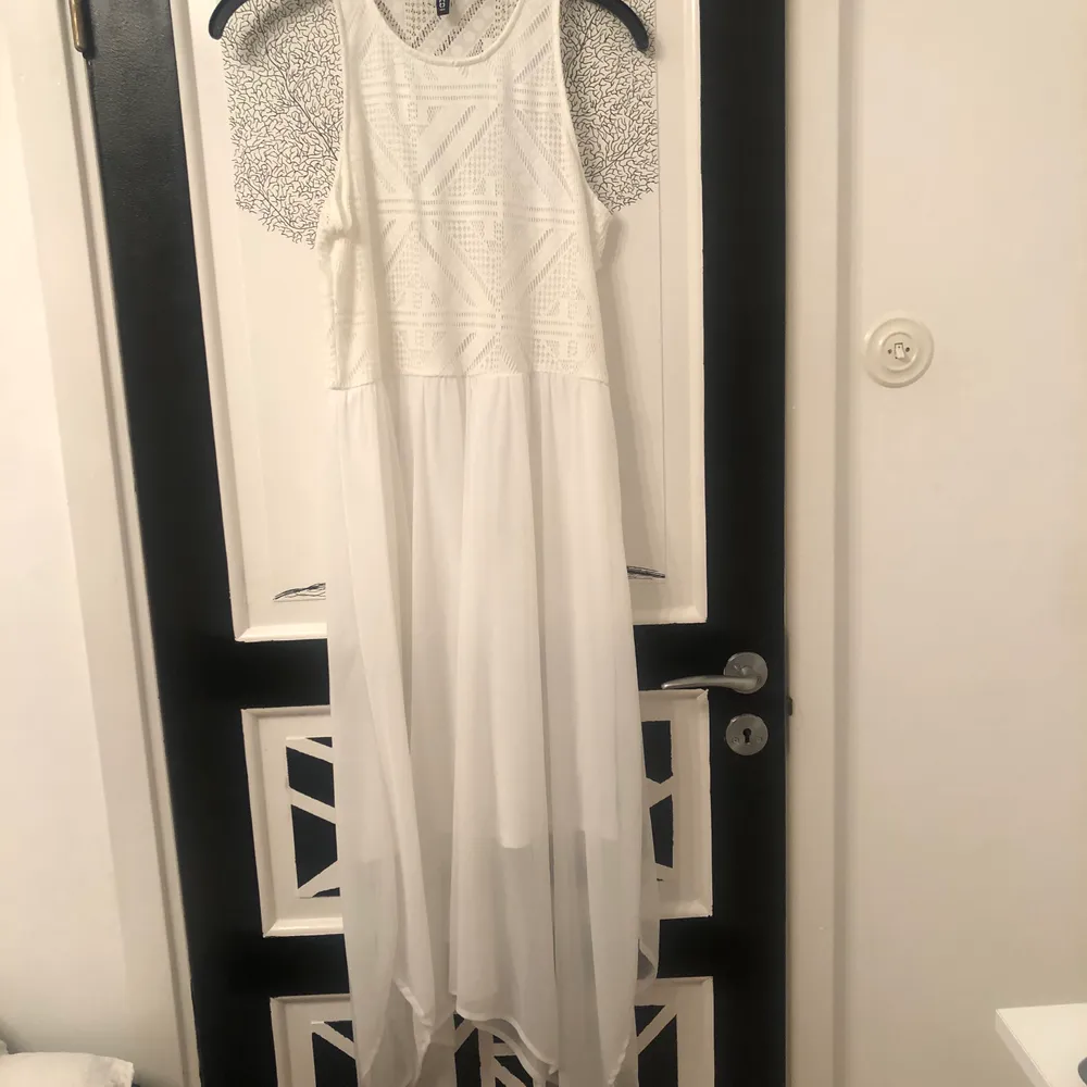 En snygg vit klänning från H&m. Använts 2-3 gånger och är i bra skick. Nypris 500kr. Mitt pris 150kr eller högst bud. OBS! Köparen står för frakt. . Klänningar.