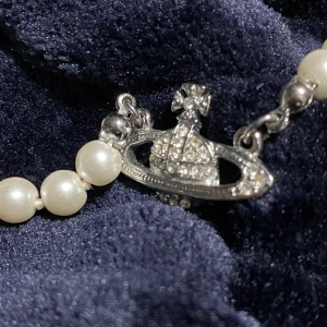 Vivianne Westwood-halsband - Säljer ett Vivienne Westwood-halsband. Köpt på Plick och är därmed osäker på om det är äkta - troligtvis är det inte det. 🤍 Frakt betalas av köpare. Bor du i Malmöområdet möts jag gärna upp om så önskas.  