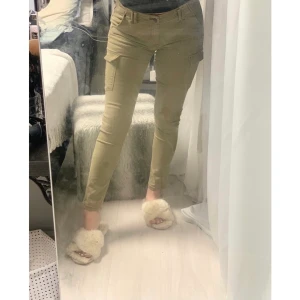 Militärgrön cargo byxor  - Super skinny fit cargo byxor i militärgrön från H&M. Låg midja. 