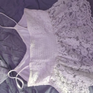 Spets topp från Bikbok storlek s - En spets topp väldigt fin! Använd 2 gånger! Den är i storlek s köpt från Bikbok för 250 kr. Säljer för 100 plus frakten❤️