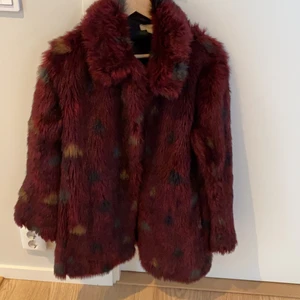 HM pälsjacka  - Fejk pälsjacka från HM . Riktigt mysig och i fint skick