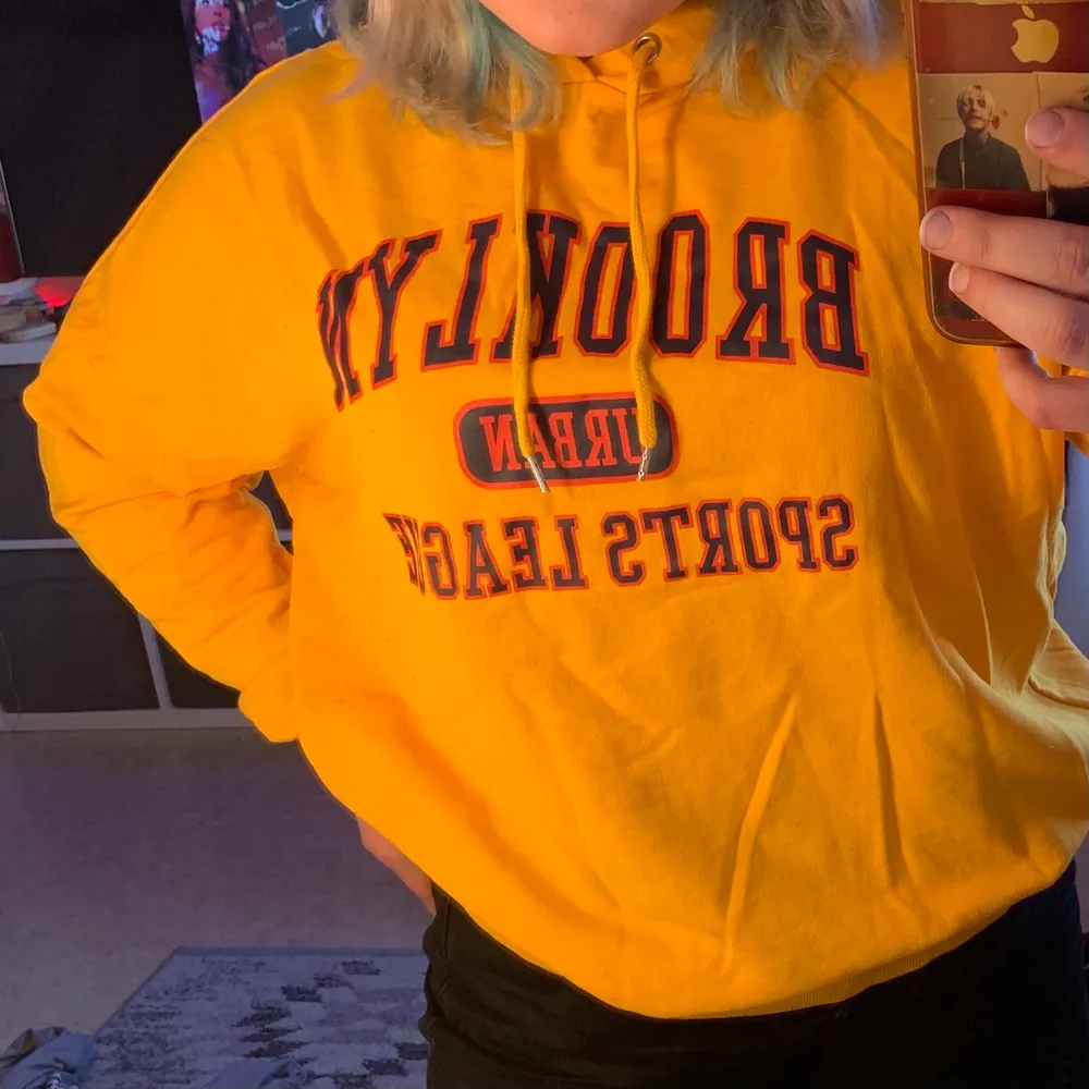 Gul/orange tunn oversized hoodie, skriv vid intresse :). Hoodies.