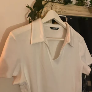 Topp under sweatshirt - Denna är så fin att ha under en sweatshirt så kragen sticker ut, istället för att ha en skjorta under. Endast använd 2 gånger men kände mig inte bekväm i det. (Inte spårbar) Frakten ingår i priset!