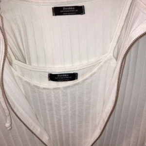 Tröja/linne - Tröja med tillhörande linne. Storlek M men liten i storlek, passar S. 