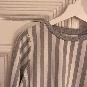 Randig topp från Monki  - En randig topp från Monki i storlek S! 50kr! Köparen står för frakten 