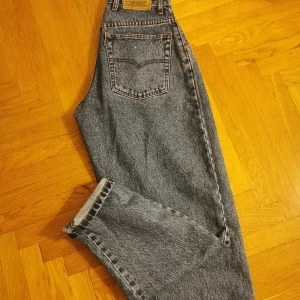 Levi's Balloon fit - Stentvättade Levi's jeans i modellen Balloon fit. Stl. S 