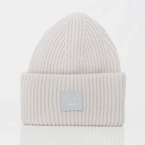 Grå/beige acne mössa - Säljer min superfina ljusgrå/beiga acne mössa. Säljer pga att jag ej passar så bra i färgen. Kan även tänka mig att byta mot andra färger🥰🥰