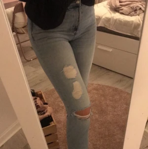 Boyfriend jeans - Snygga boyfriend jeans ifrån monki i bra skick. Är storlek 27. Köpare står för frakt 