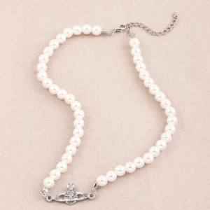 Vivienne Westwood halsband - Ett så fint Vivienne Westwood halsband i silver🌸 Kopia!! Bild 1 är lånad av shein men det kommer inte därifrån. Det är köpt dyrt på depop. Hör av er vid intresse🌸 Gratis frakt!