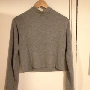  - Tröja i lite tjockare mjukt och skönt material. Från bikbok, använd lite. 