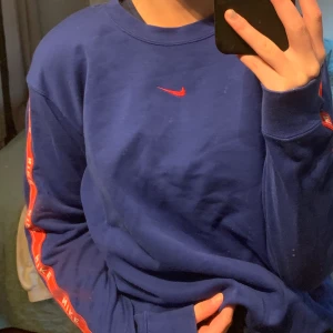 Nike hoodie  - Blå Nike sweatshirt, supersnygg. Storlek xs men sitter mer som S/M. Frakt betalas av köparen 