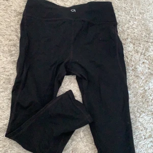 GapFit - Enorm fin träningsbyxa. Formar väldigt fin. Säljer pgr liten storlek.✨ ej genomskillning😊 Finns en liten öppning, för ex nycklar eller liten förvaring, passar enormt bra till gymmet.