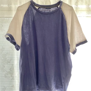 Champion t-shirt - En Champion t-shirt med supercoolt tryck på ena ärmen (se sista bild). Varan har ett superlitet hål vid halsen och är köpt second-hand. Jag på bilden har storlek XS och är då oversized på mig. 