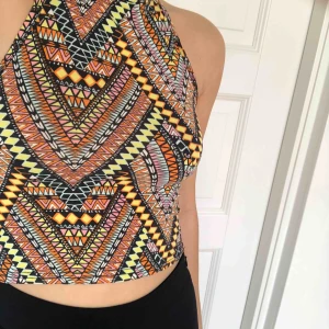  - Somrig och fin tubtopp med snygg rygg ifrån HM. Mycket bra skick - lappen är bortklippt i ryggen! Du som köpare står för frakt ❤️❤️❤️