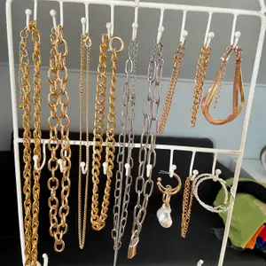 Säljer mina halsband, armband och örhängen! Inget är av äkta guld eller silver. Skriv om du är interesserad så kan vi diskutera pris! 💓