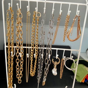 Smycken - Säljer mina halsband, armband och örhängen! Inget är av äkta guld eller silver. Skriv om du är interesserad så kan vi diskutera pris! 💓