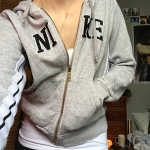 Nike kofta  - Skitsnygg ljusgrå kofta från Nike köpt second hand. Lite sliten på ärmarna, se sista bilden, besides that så är den jättebra skick!  