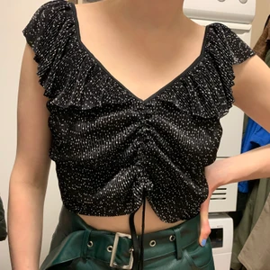 Volang Topp Prickig - Supersöt croptopp med volanger i prickigt satin liknande material🧚‍♀️ Resår på framsidan så tröjan dras upp, fint skick! Tar emot Swish, fraktkostnad tillkommer🥰🙏