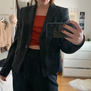 svart blazer - Snygg svart blazer. Passar XS-XL beronde på hur man vill att den ska sitta