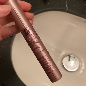 Sky high mascara  - Helt ny extremt eftertraktad mascara. Går knappt att få tag på. Säljer pga har två.  : bud på : 200 ink frakt 