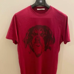 Givenchy T-shirt - GIVENCHY COTTON PINK ROTTWEILER T-SHIRT. Inköpt 2018 på MyTheresa. Knappt använd. Oversized fit.