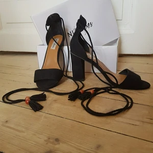 Nelly klackar med snören - Storlek 38, sparsamt använda ❤️ SÅ snygga! Klacken är 9cm