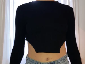 snygg tröja - svart longsleeve med längre framdel! aldrig använt därför i nyskick och med lappen kvar! den är från boohoo