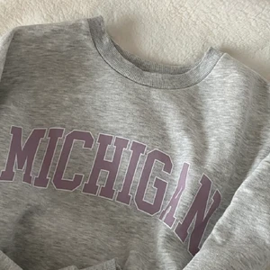 Sweatshirt - Sweatshirt med tryck! Bra kvalite och knappt använd. Jag har vanligtvis Xs/S och på mig sitter den perfekt lite oversized! Buda vid fler intressen!! Frakt tillkommer.💕