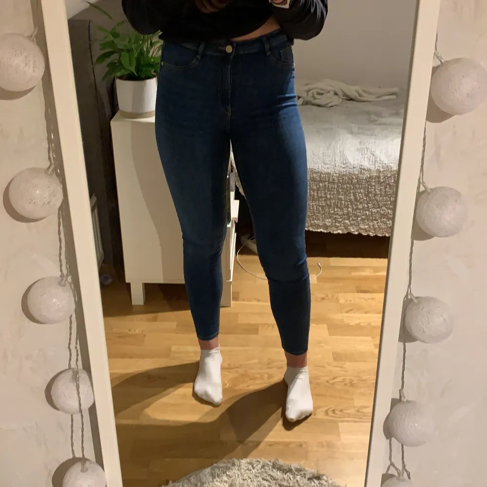 Snyggt blåa jeans i modellen Molly från Gina Tricot i storlek M. Något för korta på mig som är 172! Köparen står för frakt!. Jeans & Byxor.